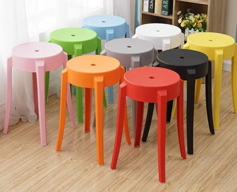 cadires de plàstic per cuina (29 fotos): selecció d'un model sobre un marc metàl·lic, elegant cuina cadires de plàstic i un altre color a l'interior 21073_23