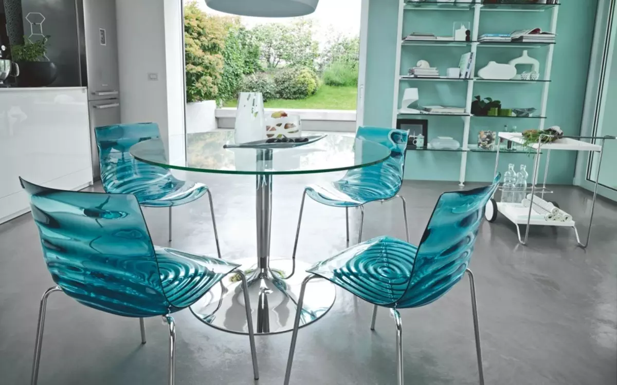 Cadeiras de plástico para cozinha (29 fotos): Seleção de um modelo em um quadro de metal, cadeiras de cozinha plásticas elegantes e outra cor no interior 21073_24