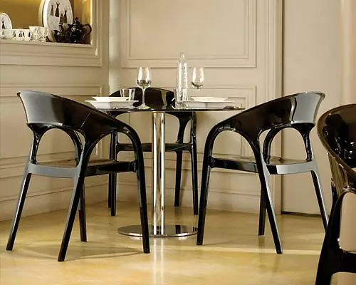 Plastmasas krēsli virtuvei (29 fotogrāfijas): modeļa izvēle uz metāla rāmja, stilīgu plastmasas virtuves krēsliem un citu krāsu interjerā 21073_28