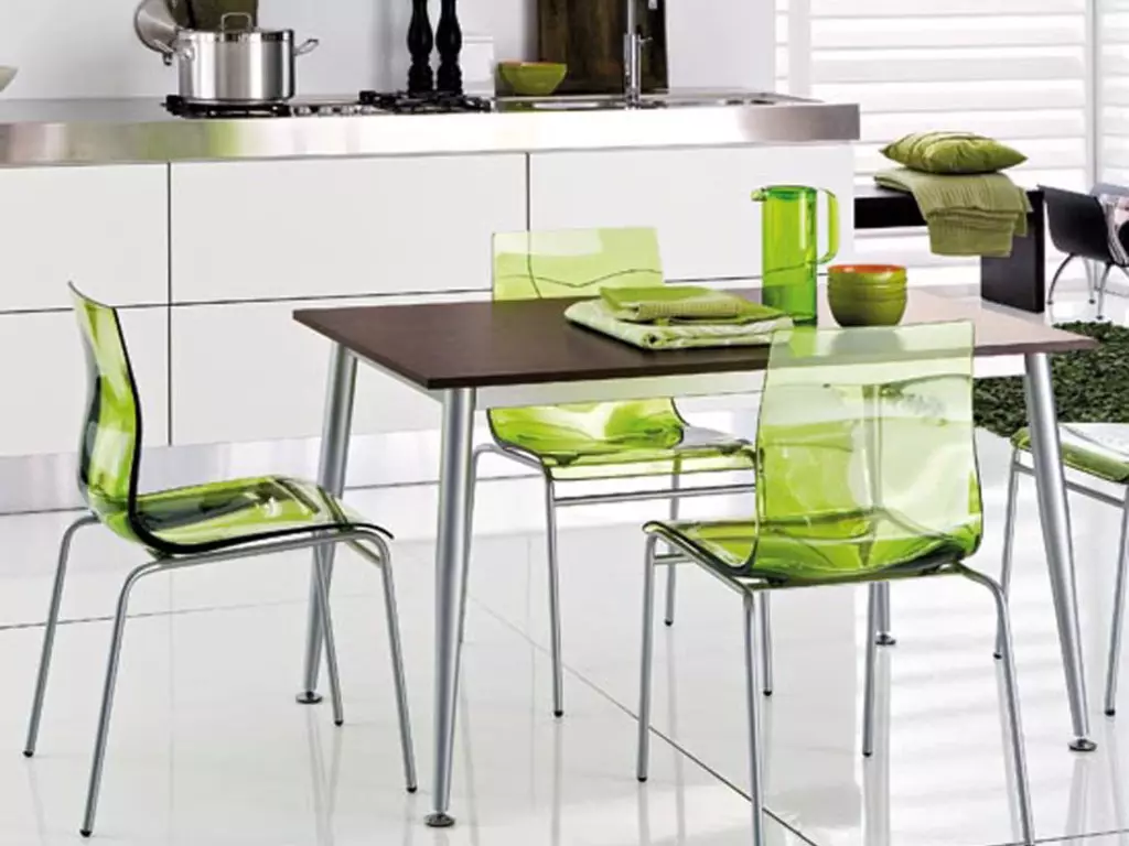 Cadeiras de plástico para cozinha (29 fotos): Seleção de um modelo em um quadro de metal, cadeiras de cozinha plásticas elegantes e outra cor no interior 21073_29