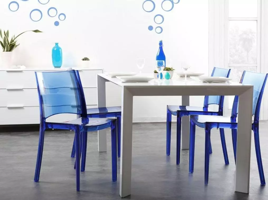 cadires de plàstic per cuina (29 fotos): selecció d'un model sobre un marc metàl·lic, elegant cuina cadires de plàstic i un altre color a l'interior 21073_4