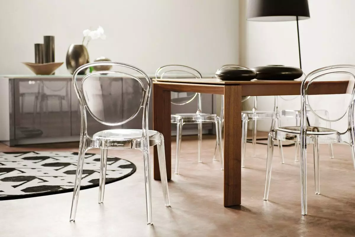 Muoviset tuolit keittiölle (29 valokuvaa): malli metallikehyksessä, tyylikkäissä muovi keittiötuoleja ja muuta väriä sisustuksessa 21073_5