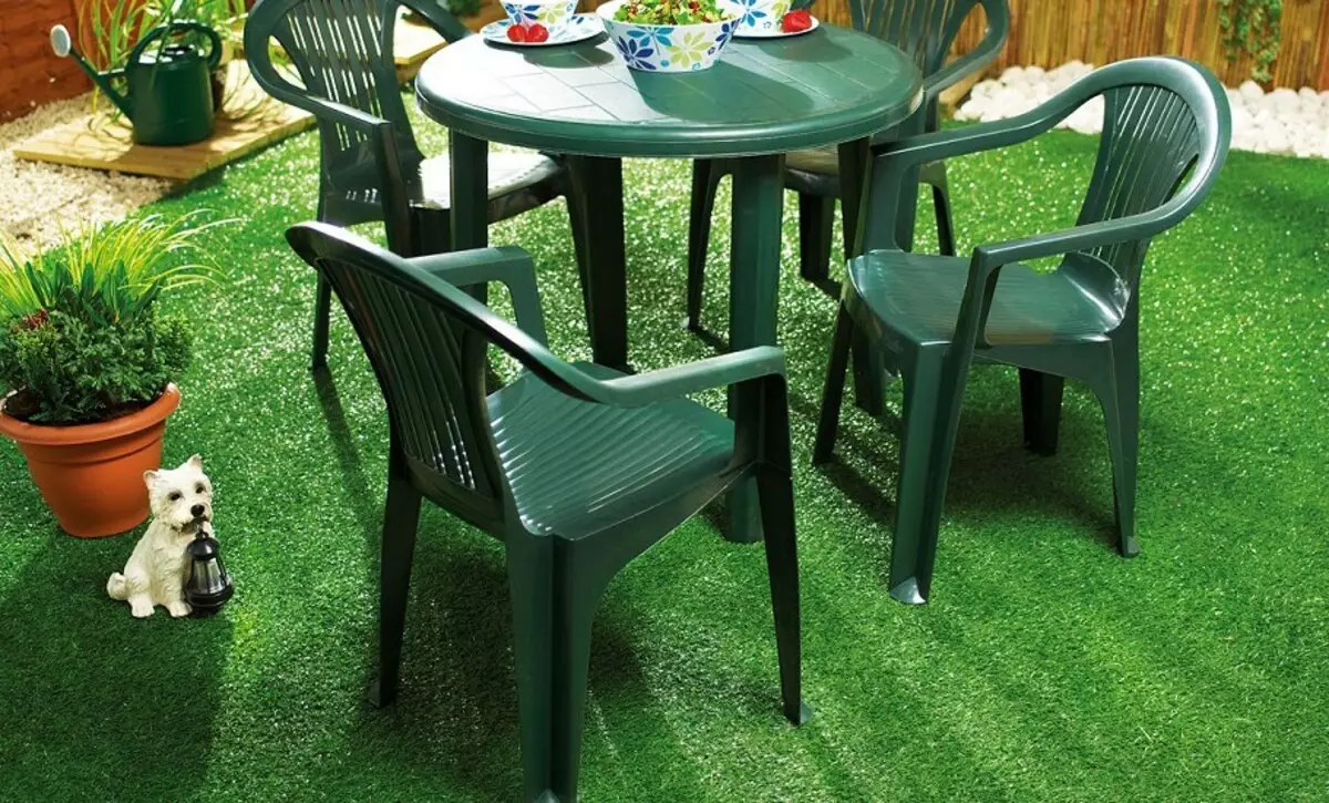 Plastic stoelen voor keuken (29 foto's): selectie van een model op een metalen frame, stijlvolle plastic keukenstoelen en andere kleur in het interieur 21073_6