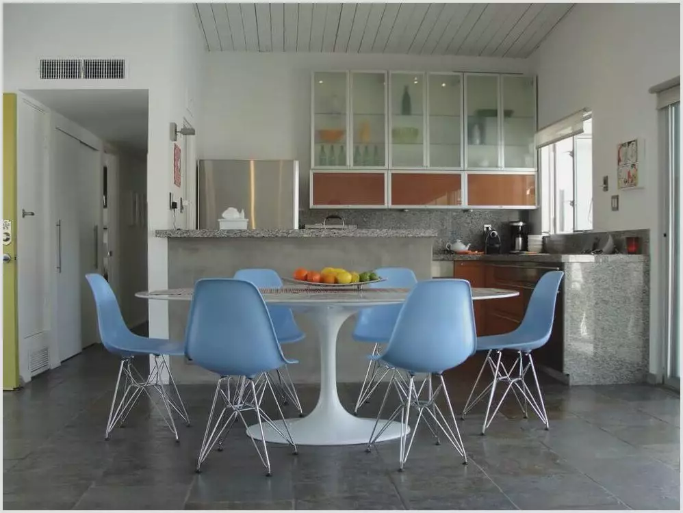 Plastmasas krēsli virtuvei (29 fotogrāfijas): modeļa izvēle uz metāla rāmja, stilīgu plastmasas virtuves krēsliem un citu krāsu interjerā 21073_8