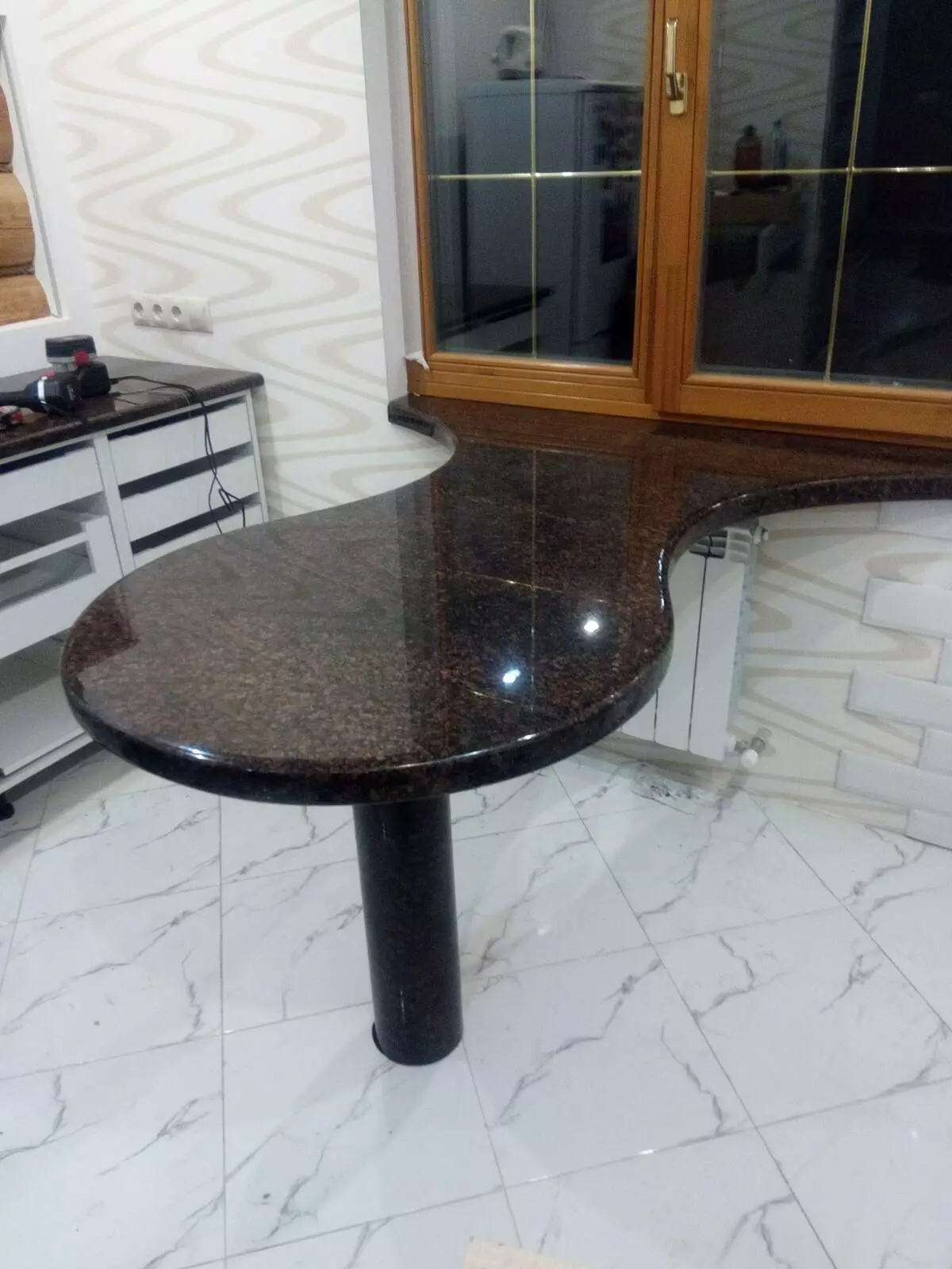 Keukentafels van kunstmatige en natuursteen (48 foto's): marmeren tafels voor keuken, glijdende granieten steenmodellen en andere opties 21079_10