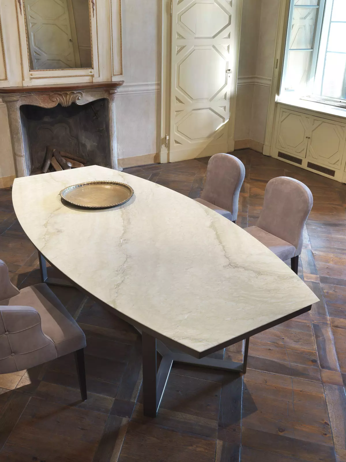 Keukentafels van kunstmatige en natuursteen (48 foto's): marmeren tafels voor keuken, glijdende granieten steenmodellen en andere opties 21079_20