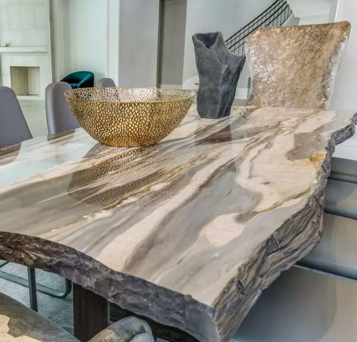 Keukentafels van kunstmatige en natuursteen (48 foto's): marmeren tafels voor keuken, glijdende granieten steenmodellen en andere opties 21079_21