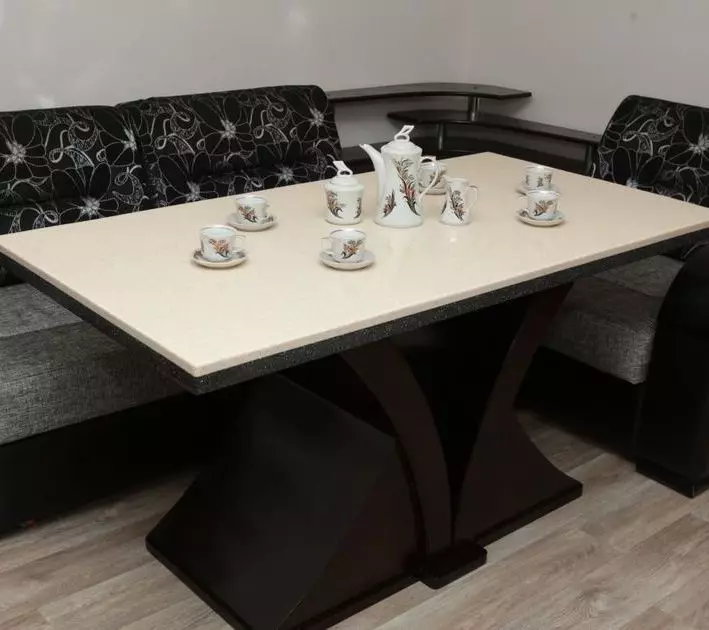 Keukentafels van kunstmatige en natuursteen (48 foto's): marmeren tafels voor keuken, glijdende granieten steenmodellen en andere opties 21079_28