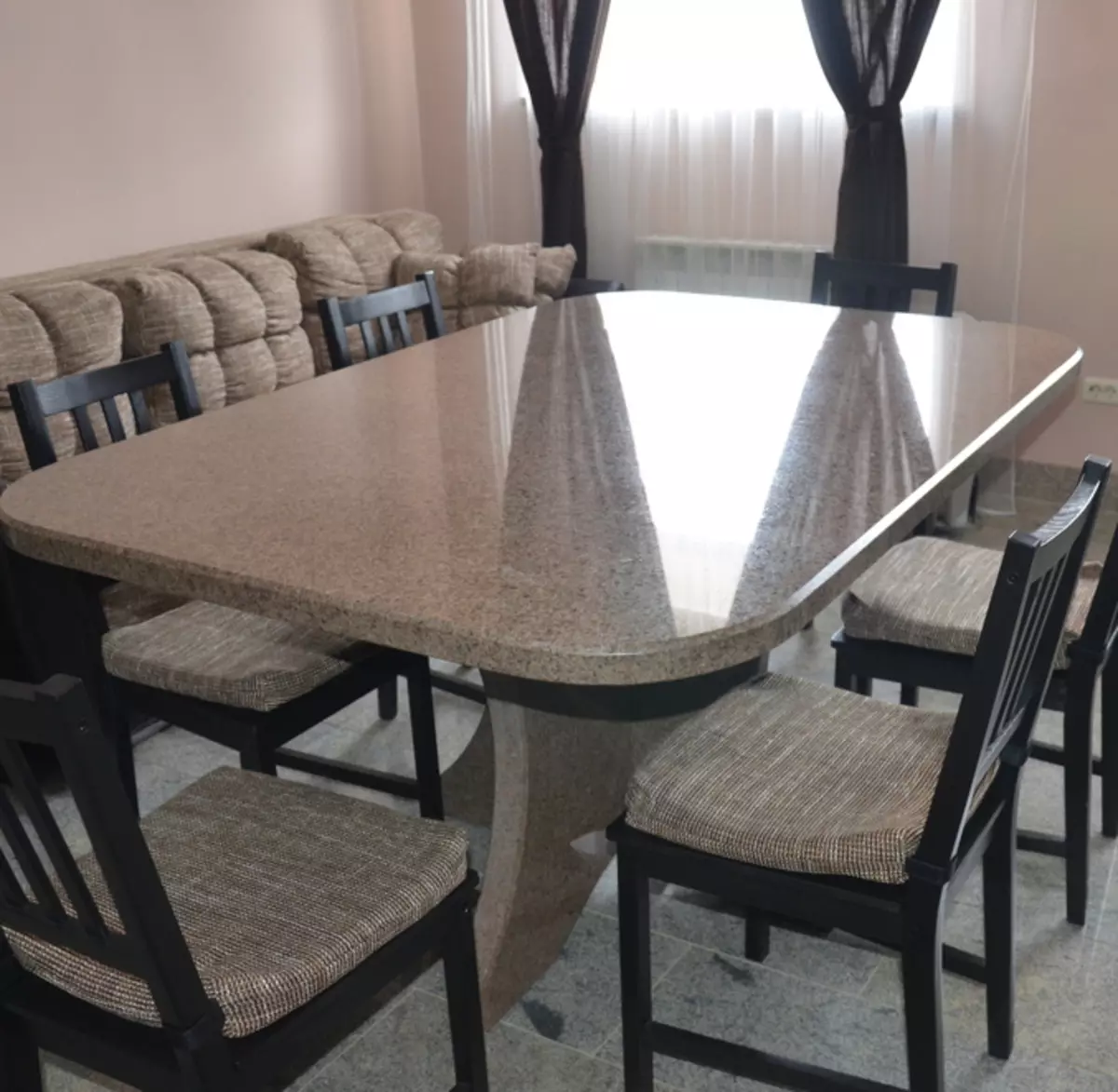Virtuves galdi no mākslīgā un dabīgā akmens (48 fotogrāfijas): marmora galdi virtuvei, bīdāmās granīta akmens modeļi un citas iespējas 21079_3