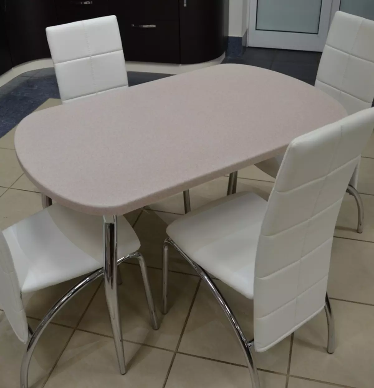 Virtuves galdi no mākslīgā un dabīgā akmens (48 fotogrāfijas): marmora galdi virtuvei, bīdāmās granīta akmens modeļi un citas iespējas 21079_30