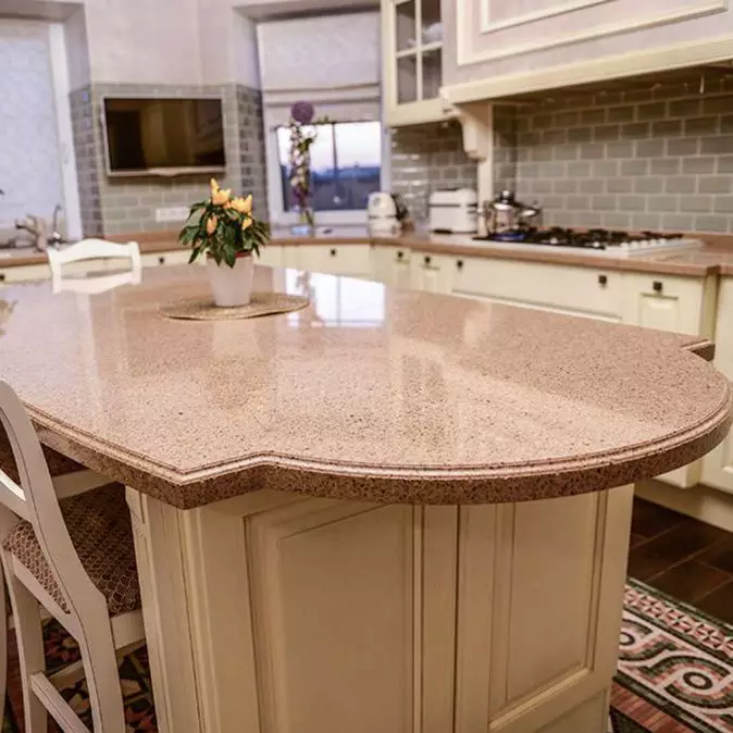 Virtuves galdi no mākslīgā un dabīgā akmens (48 fotogrāfijas): marmora galdi virtuvei, bīdāmās granīta akmens modeļi un citas iespējas 21079_31