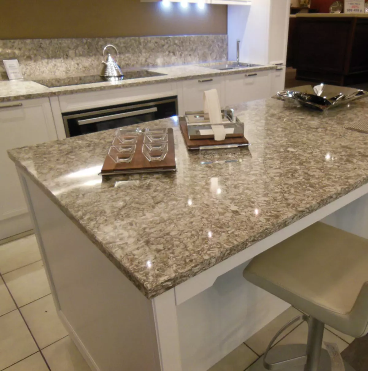 Keukentafels van kunstmatige en natuursteen (48 foto's): marmeren tafels voor keuken, glijdende granieten steenmodellen en andere opties 21079_32