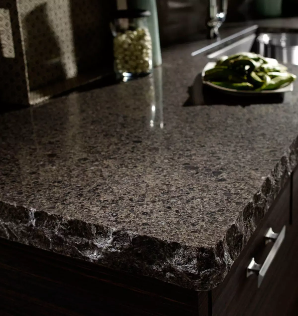 Keukentafels van kunstmatige en natuursteen (48 foto's): marmeren tafels voor keuken, glijdende granieten steenmodellen en andere opties 21079_36