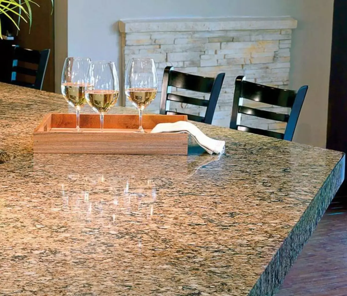 Keukentabellen út keunstmjittige en natuerlike stien (48 foto's): marmeren tafels foar keuken, glanante stiennen modellen en oare opsjes en oare opsjes 21079_37