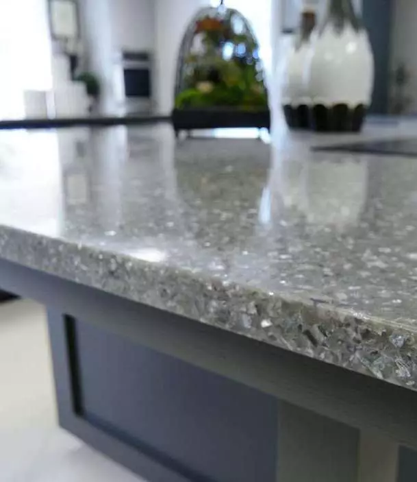 Virtuves galdi no mākslīgā un dabīgā akmens (48 fotogrāfijas): marmora galdi virtuvei, bīdāmās granīta akmens modeļi un citas iespējas 21079_39