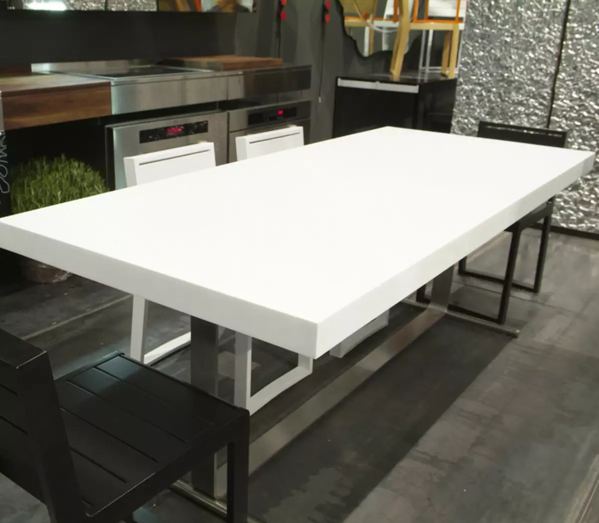 Virtuves galdi no mākslīgā un dabīgā akmens (48 fotogrāfijas): marmora galdi virtuvei, bīdāmās granīta akmens modeļi un citas iespējas 21079_44
