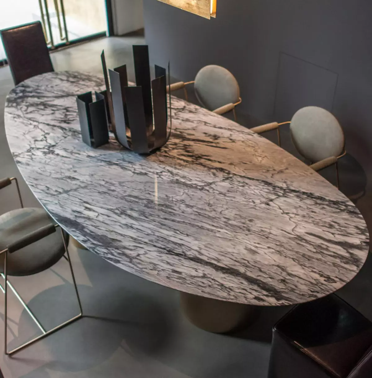 Virtuves galdi no mākslīgā un dabīgā akmens (48 fotogrāfijas): marmora galdi virtuvei, bīdāmās granīta akmens modeļi un citas iespējas 21079_46