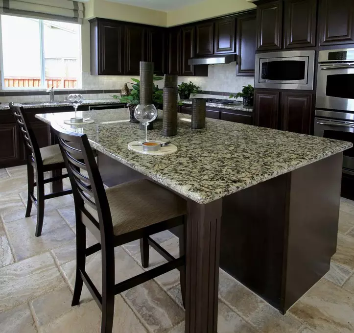 Virtuves galdi no mākslīgā un dabīgā akmens (48 fotogrāfijas): marmora galdi virtuvei, bīdāmās granīta akmens modeļi un citas iespējas 21079_5