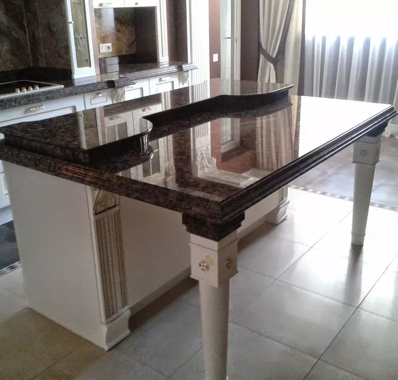 Keukentafels van kunstmatige en natuursteen (48 foto's): marmeren tafels voor keuken, glijdende granieten steenmodellen en andere opties 21079_8