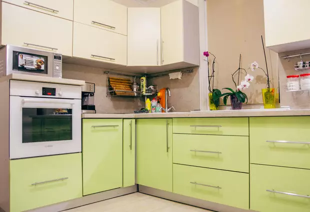 Pistachio厨房（64张照片）：选择厨房耳机彩色开心果在厨房内部。用壁纸壁纸是什么颜色的角落和直接头？ 21082_42