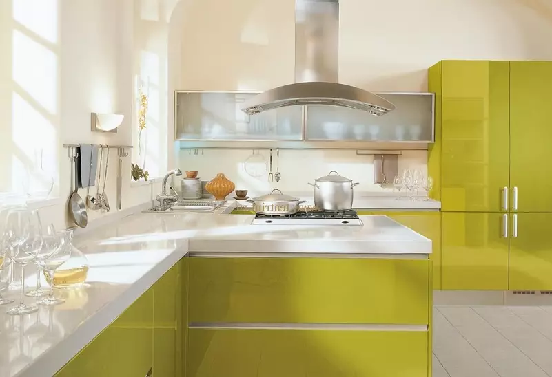 Pistachio кујни (64 фотографии): Избор на кујна слушалки во боја ф'стаци во внатрешноста на кујната. Со Wallpaper Која боја е аголот и директните глави? 21082_49