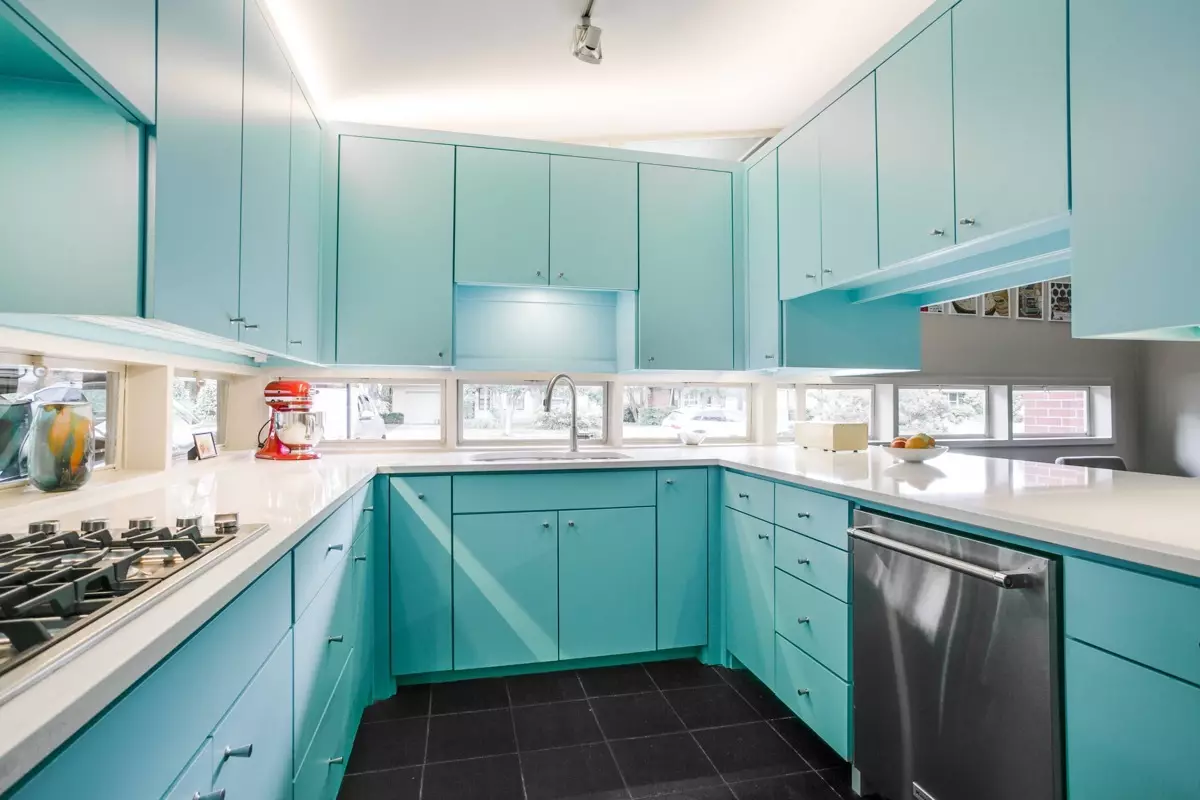 Nhà bếp màu ngọc lam (80 ảnh): Lựa chọn tai nghe nhà bếp màu trắng ngọc lam và màu xám nâu trong nội thất, sự kết hợp của màu ngọc lam với màu be và Tiffany 21083_19