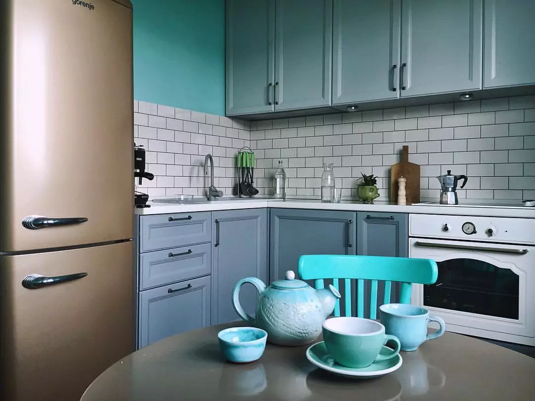 Cucina turchese (80 foto): Selezione di cuffia da cucina di colore turchese-bianco e grigio-turchese nell'interno, combinazione di turchese con il colore beige e Tiffany 21083_38