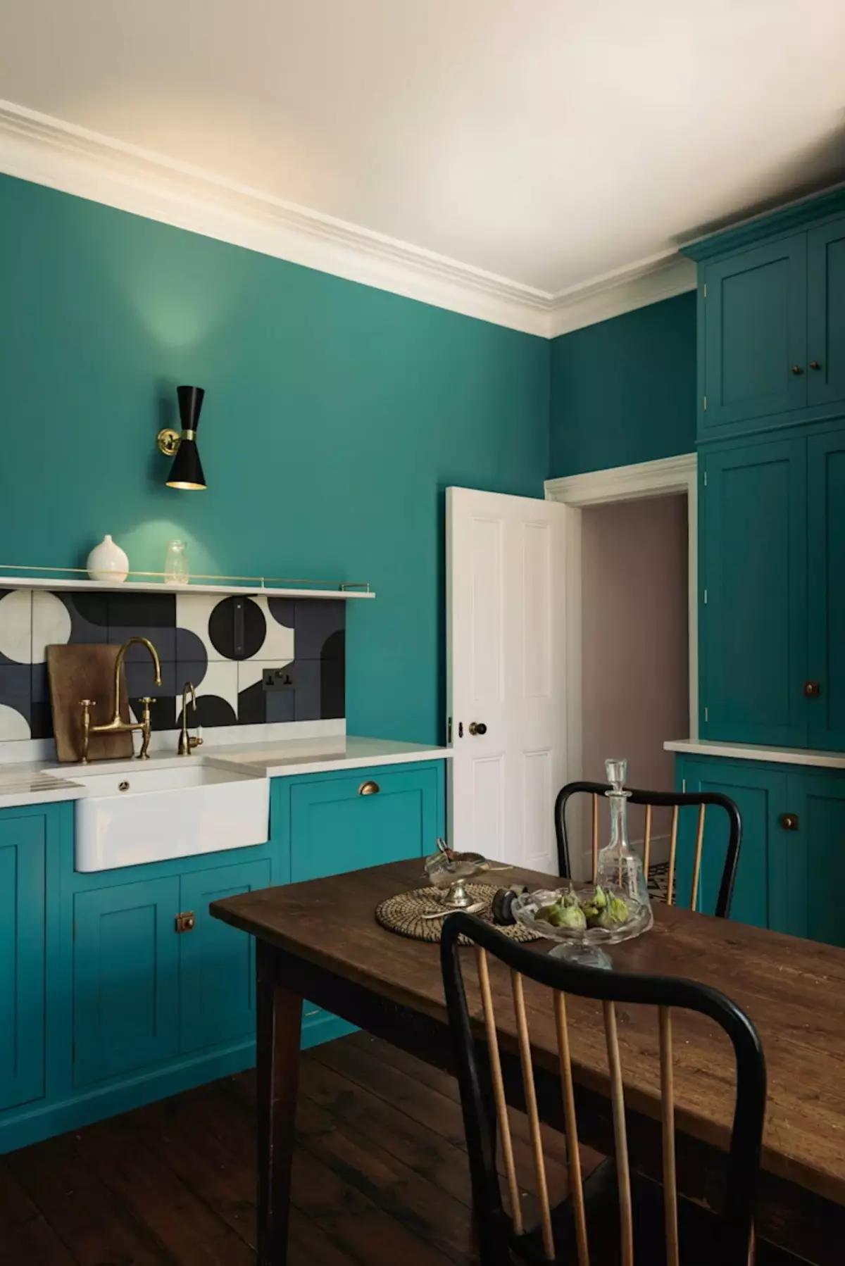 綠松石廚房（80張照片）：選擇廚房耳機的綠松石白色和灰色綠松石顏色，內飾，綠松石組合與米色和蒂芙尼的顏色 21083_6