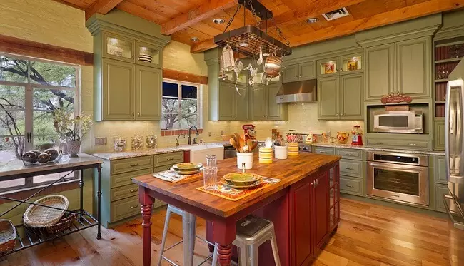 Olíva konyhák (82 fotók): Olive Color Kitchen Headset funkciók a konyha belső kialakítása. Milyen színek helyezkednek el a falakat? 21085_24