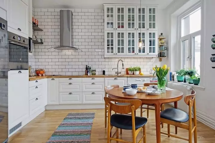 Köök Skandinaavia stiilis (116 fotot): sisekujundus köögi elutuba, valge ja hall värvid väikeses ruumis, plakatid ja kardinad, tapeet ja köögis asuvad köögis 21087_2