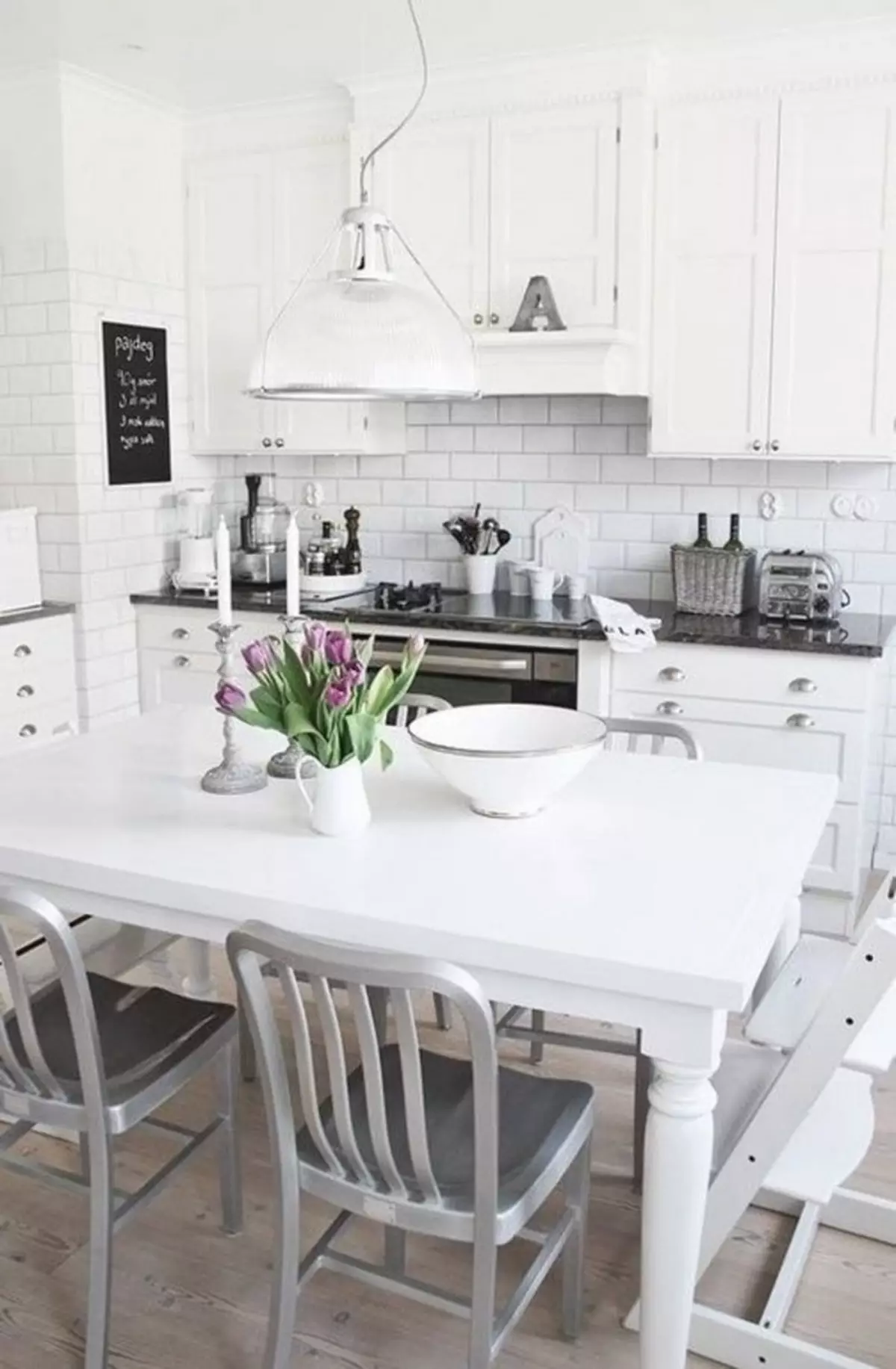 Кухиња у скандинавском стилу (116 фотографија): Дизајн ентеријера Кухиња дневна соба, бела и сива боја у малој соби, постери и завесама, позадини и кухињи у кухињи 21087_23