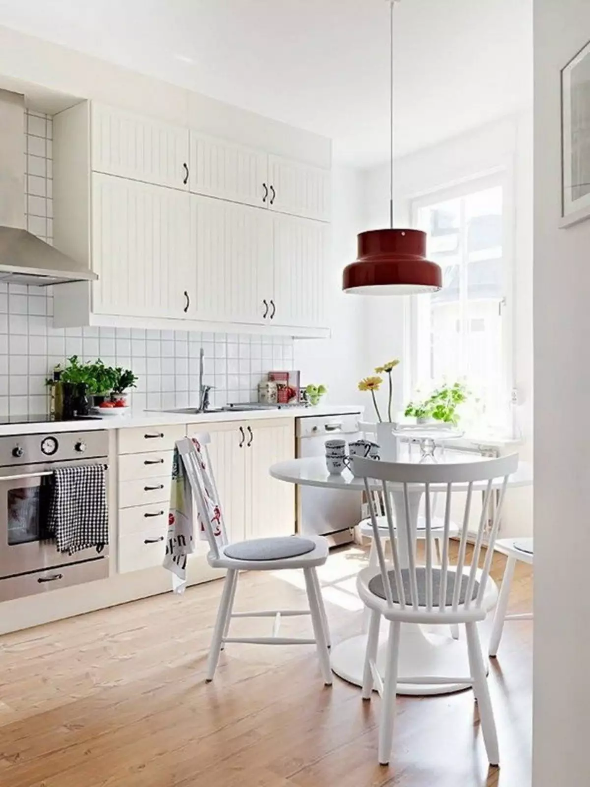 Köök Skandinaavia stiilis (116 fotot): sisekujundus köögi elutuba, valge ja hall värvid väikeses ruumis, plakatid ja kardinad, tapeet ja köögis asuvad köögis 21087_43
