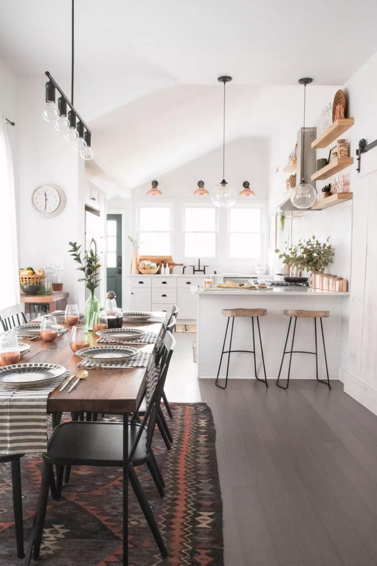 Кухиња у скандинавском стилу (116 фотографија): Дизајн ентеријера Кухиња дневна соба, бела и сива боја у малој соби, постери и завесама, позадини и кухињи у кухињи 21087_46