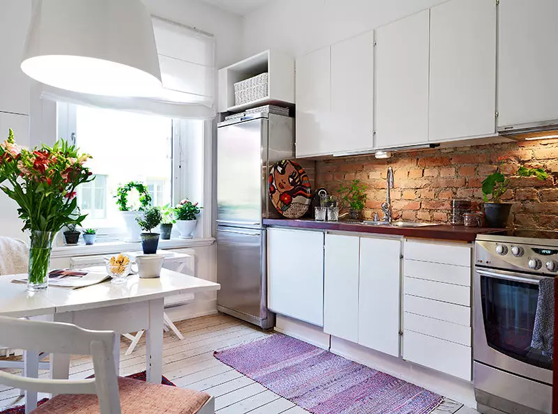 Кухиња у скандинавском стилу (116 фотографија): Дизајн ентеријера Кухиња дневна соба, бела и сива боја у малој соби, постери и завесама, позадини и кухињи у кухињи 21087_58
