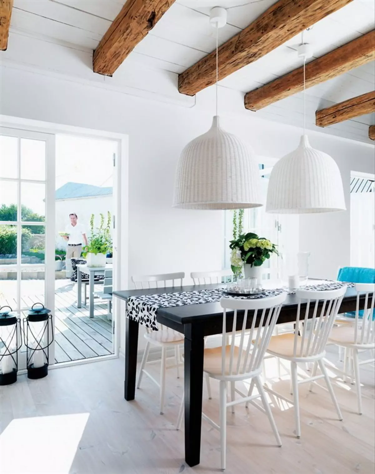 Köök Skandinaavia stiilis (116 fotot): sisekujundus köögi elutuba, valge ja hall värvid väikeses ruumis, plakatid ja kardinad, tapeet ja köögis asuvad köögis 21087_64