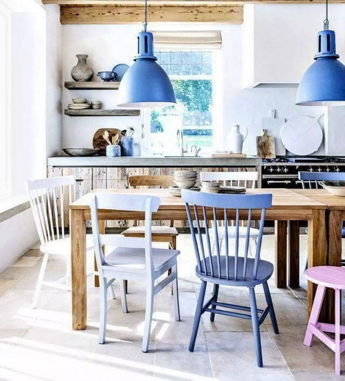 Köök Skandinaavia stiilis (116 fotot): sisekujundus köögi elutuba, valge ja hall värvid väikeses ruumis, plakatid ja kardinad, tapeet ja köögis asuvad köögis 21087_72