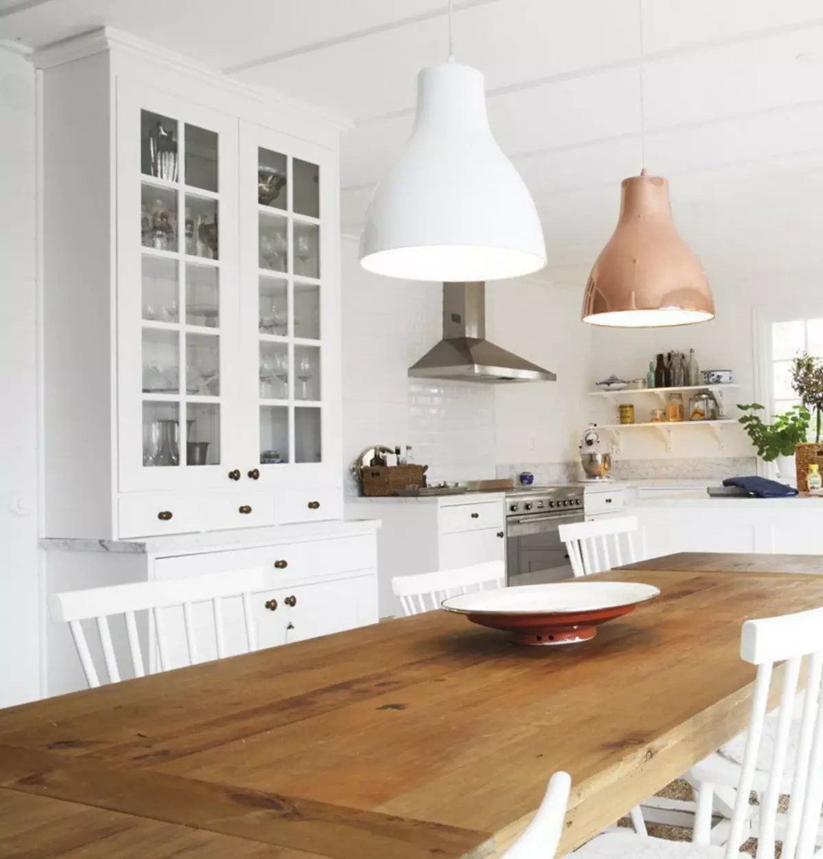 Köök Skandinaavia stiilis (116 fotot): sisekujundus köögi elutuba, valge ja hall värvid väikeses ruumis, plakatid ja kardinad, tapeet ja köögis asuvad köögis 21087_75