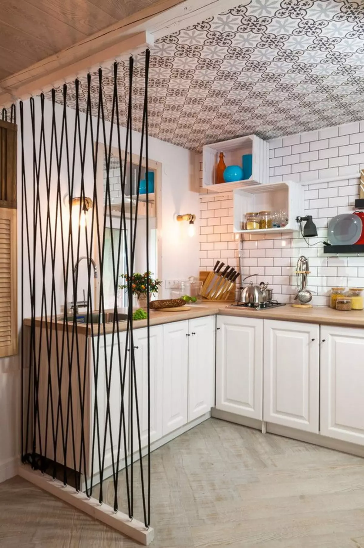 Köök Skandinaavia stiilis (116 fotot): sisekujundus köögi elutuba, valge ja hall värvid väikeses ruumis, plakatid ja kardinad, tapeet ja köögis asuvad köögis 21087_77