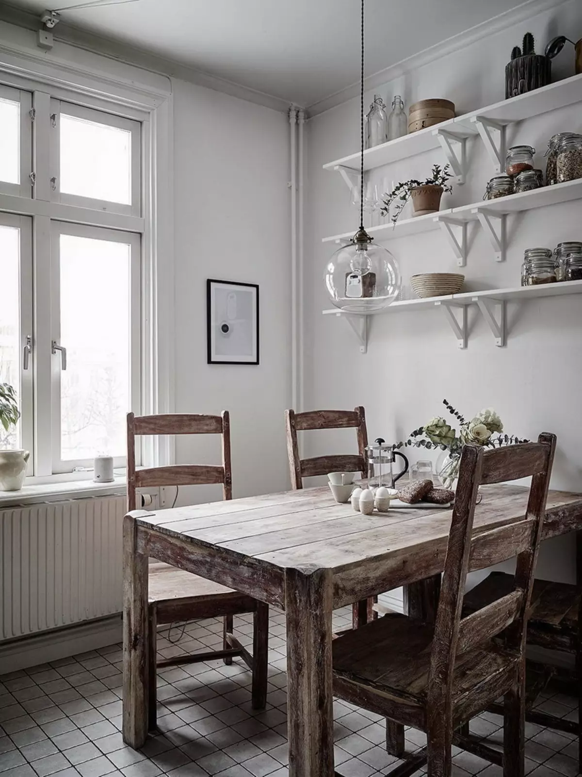 Köök Skandinaavia stiilis (116 fotot): sisekujundus köögi elutuba, valge ja hall värvid väikeses ruumis, plakatid ja kardinad, tapeet ja köögis asuvad köögis 21087_78