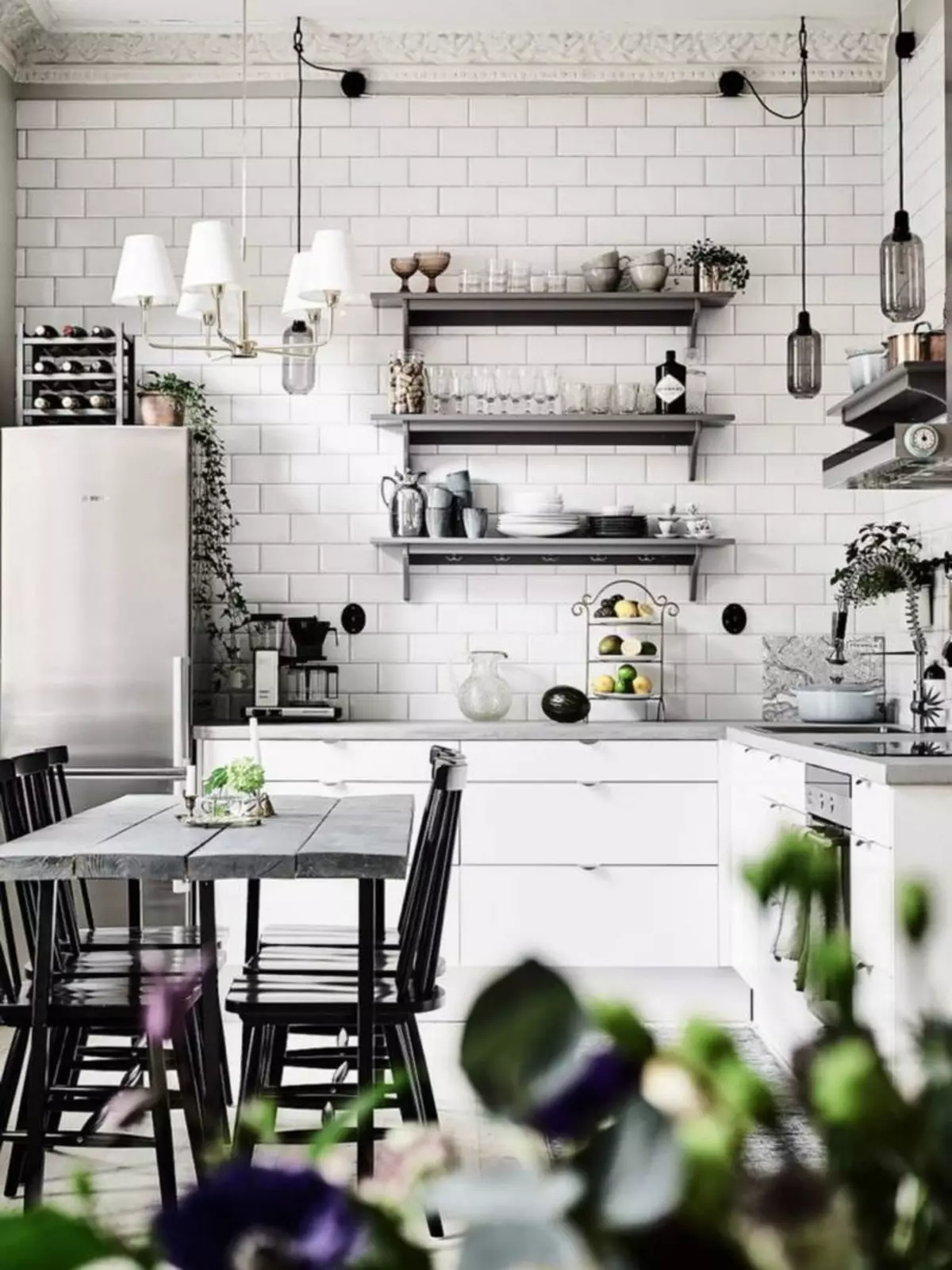 Köök Skandinaavia stiilis (116 fotot): sisekujundus köögi elutuba, valge ja hall värvid väikeses ruumis, plakatid ja kardinad, tapeet ja köögis asuvad köögis 21087_80
