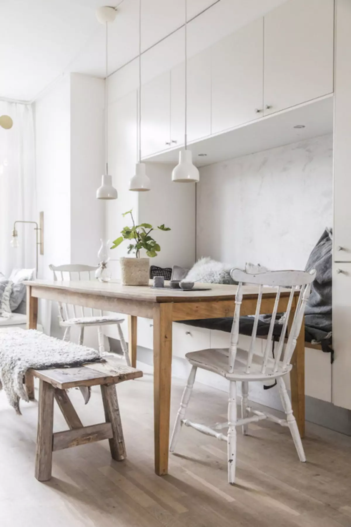 Köök Skandinaavia stiilis (116 fotot): sisekujundus köögi elutuba, valge ja hall värvid väikeses ruumis, plakatid ja kardinad, tapeet ja köögis asuvad köögis 21087_87