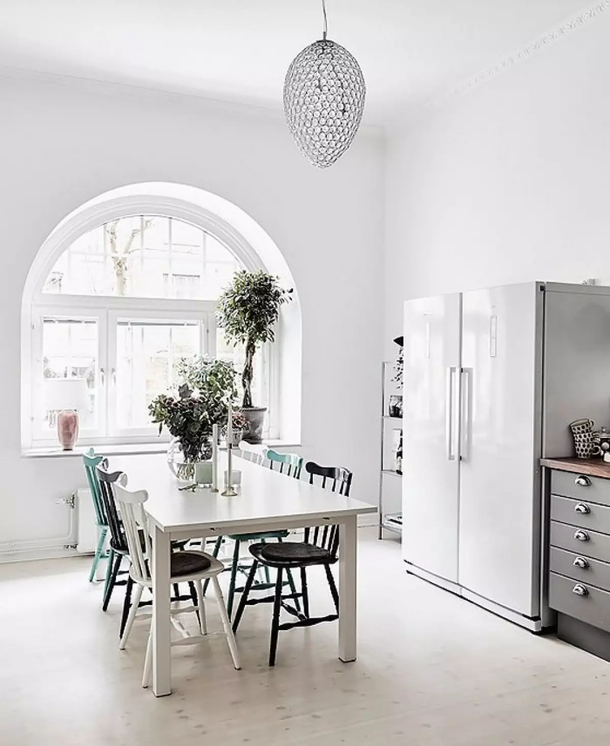 Köök Skandinaavia stiilis (116 fotot): sisekujundus köögi elutuba, valge ja hall värvid väikeses ruumis, plakatid ja kardinad, tapeet ja köögis asuvad köögis 21087_90