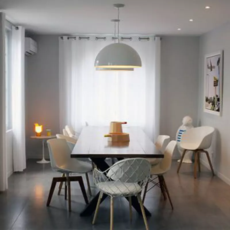 Кухиња у скандинавском стилу (116 фотографија): Дизајн ентеријера Кухиња дневна соба, бела и сива боја у малој соби, постери и завесама, позадини и кухињи у кухињи 21087_96