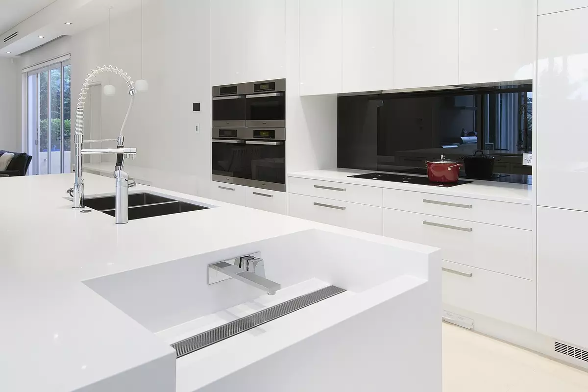 Խոհանոց ոճով մինիմալիզմում (75 լուսանկար). Խոհանոցային-կենդանի սենյակների ինտերիեր `մինիմալիստական ​​ոճով, անկյունի ընտրություն եւ սպիտակ եւ այլ գույների ուղղակի խոհանոցներ 21094_15