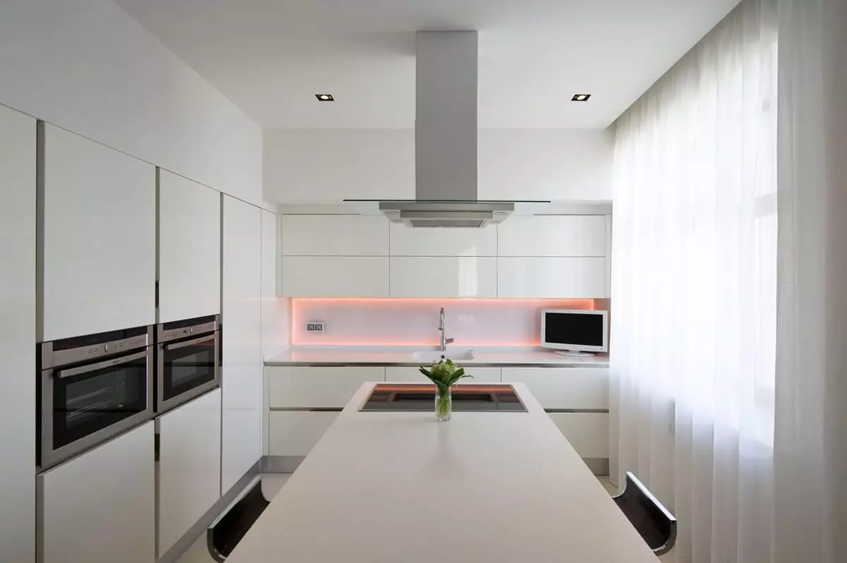 Խոհանոց ոճով մինիմալիզմում (75 լուսանկար). Խոհանոցային-կենդանի սենյակների ինտերիեր `մինիմալիստական ​​ոճով, անկյունի ընտրություն եւ սպիտակ եւ այլ գույների ուղղակի խոհանոցներ 21094_47