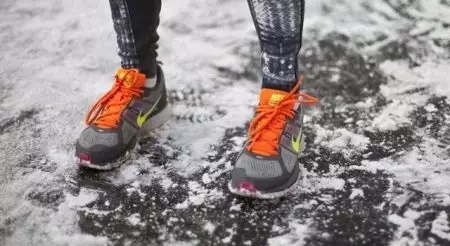 Čības, kas darbojas ziemā (40 fotogrāfijas): ziemas skriešanas modeļi sniegā ar tapām, no asiciem, Salomon, kā izvēlēties izolētas kurpes 2109_10