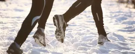 Čības, kas darbojas ziemā (40 fotogrāfijas): ziemas skriešanas modeļi sniegā ar tapām, no asiciem, Salomon, kā izvēlēties izolētas kurpes 2109_15