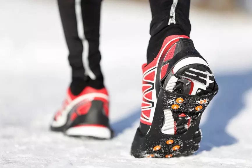 Sneakers ji bo Running in Winter (40 wêne): Modelên Running Zivistanê yên li berfê bi spîkan, ji Asics, Salomon, çawa pêlavên insulated hilbijêrin 2109_19