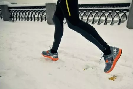 Čības, kas darbojas ziemā (40 fotogrāfijas): ziemas skriešanas modeļi sniegā ar tapām, no asiciem, Salomon, kā izvēlēties izolētas kurpes 2109_21
