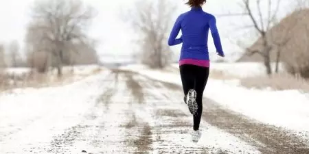 Sneakers ji bo Running in Winter (40 wêne): Modelên Running Zivistanê yên li berfê bi spîkan, ji Asics, Salomon, çawa pêlavên insulated hilbijêrin 2109_25